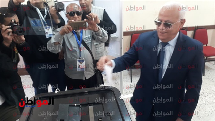 فيديو وصور| محافظ بورسعيد يُدلي بصوته في الاستفتاء على تعديلات الدستور 2019