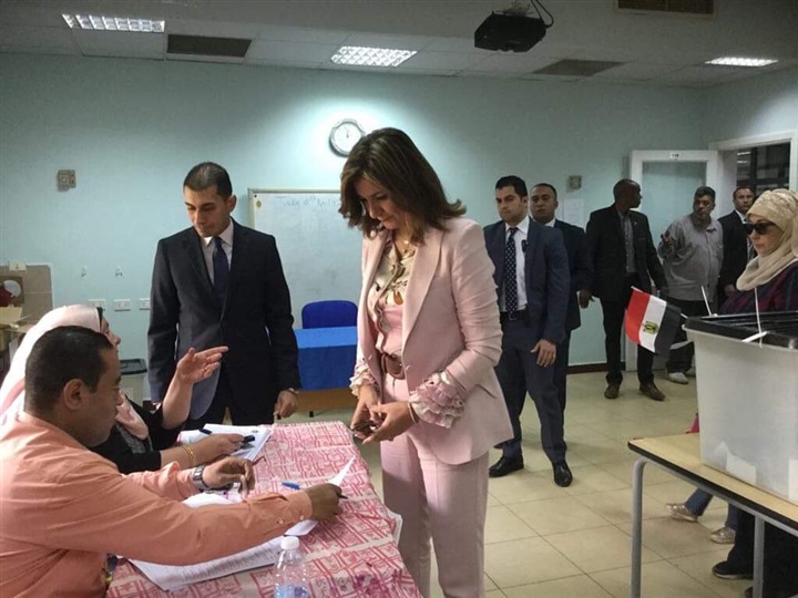 صور| وزيرة الهجرة تُدلي بصوتها على التعديلات الدستورية 2019