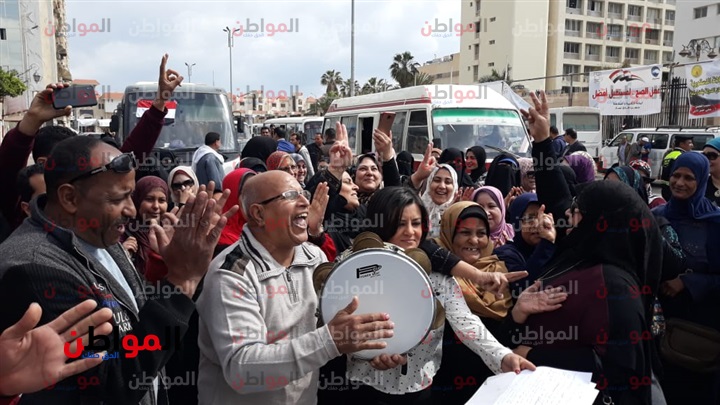 صور| موظفو الديوان العام ببورسعيد يصوتون في الاستفتاء 