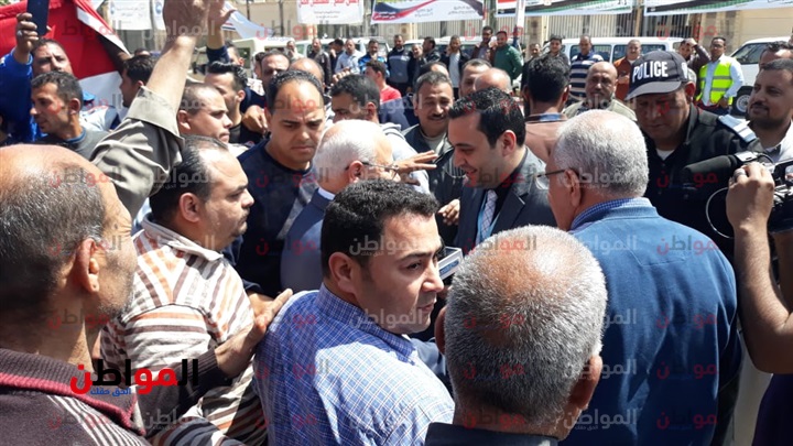 صور|محافظ بورسعيد يتابع سير عملية الاستفتاء بعدد من اللجان 