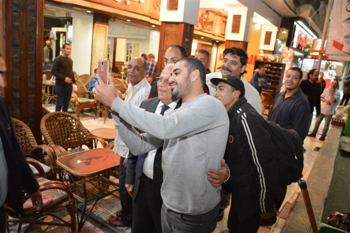 صور| شاهد سيلفي محافظ بورسعيد مع المواطنين بالحبر الفسفوري