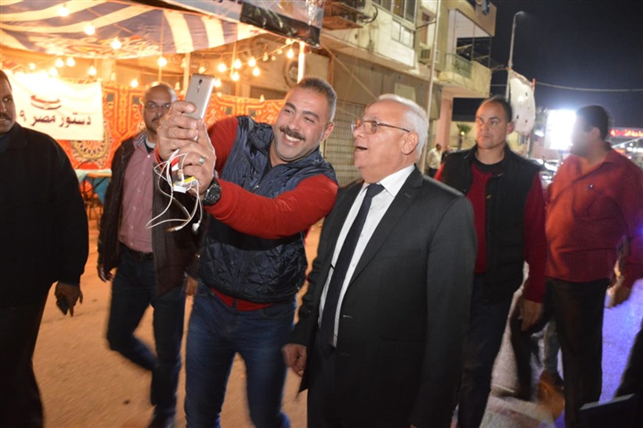 صور| شاهد سيلفي محافظ بورسعيد مع المواطنين بالحبر الفسفوري