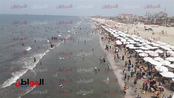 فيديو| ازدحام الأهالي والمصطافين على شاطئ بورسعيد في شم النسيم 2019