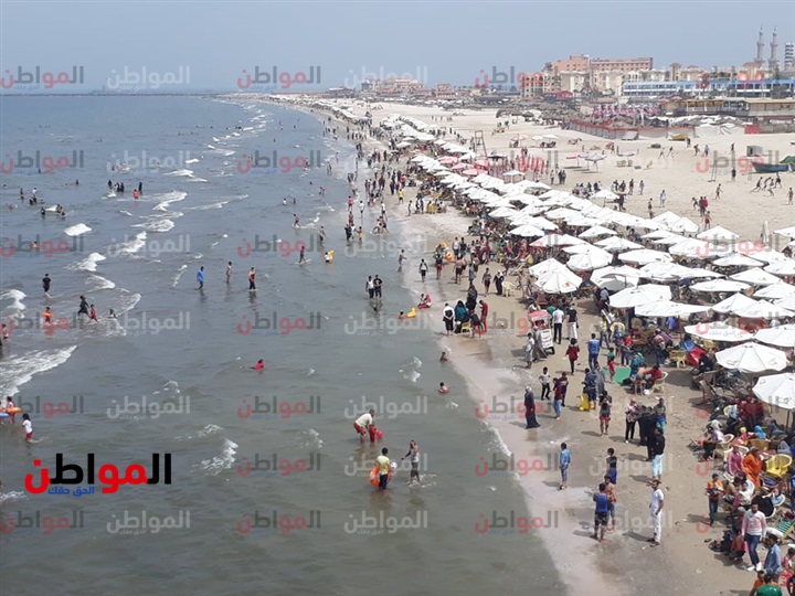 فيديو| ازدحام الأهالي والمصطافين على شاطئ بورسعيد في شم النسيم 2019