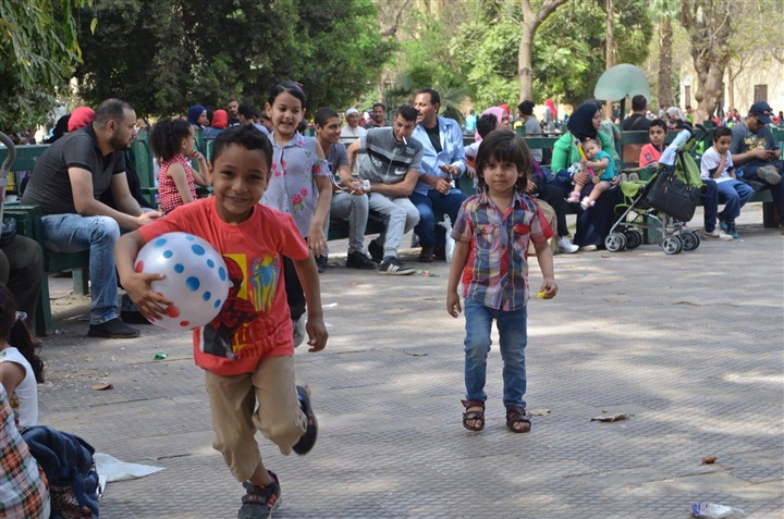 فيديو ..«بالكورة والبالونة» الأطفال يحتفلون حتى الآن بـ شم النسيم