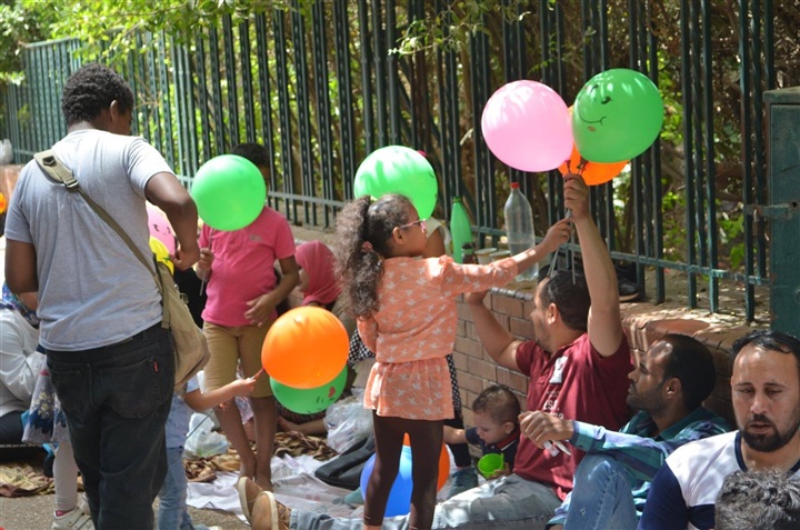 فيديو ..«بالكورة والبالونة» الأطفال يحتفلون حتى الآن بـ شم النسيم