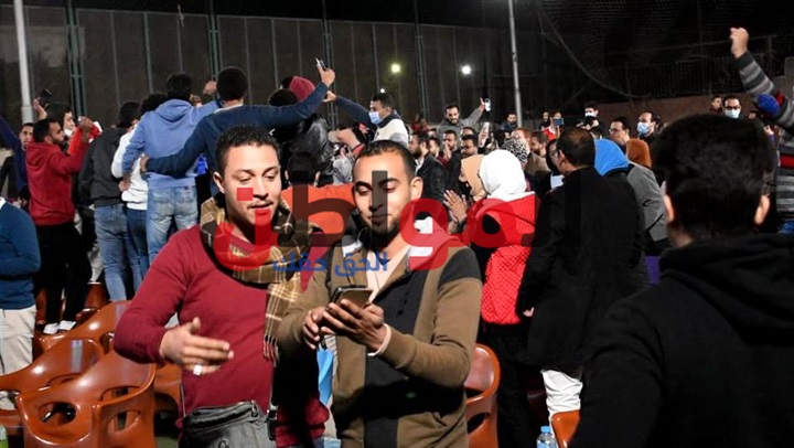 بالصور.. مشجعو الأهلي يحتفلون بالفوز بالنجمة التاسعة بنادي المهندسين في أسيوط