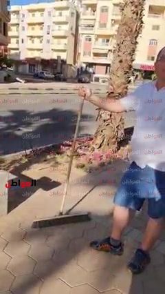 شاهد.. حبا في مصر.. سائحون ينظفون شوارع الغردقة 