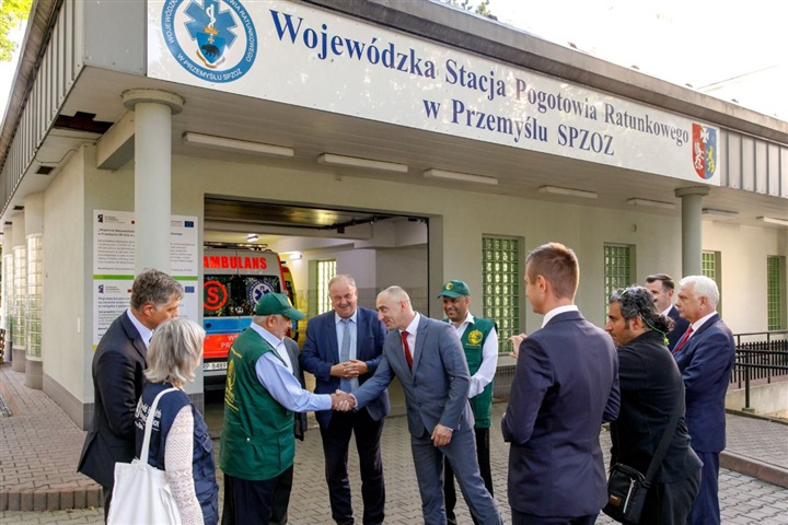 الدكتور الربيعة يزور محطة النقل الطبي ويطلع على جهودها في مساعدة اللاجئين إلى بولندا