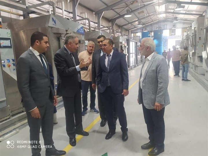صور.. سفير أوزبكستان يشيد بالطفرة الصناعية على أرض بورسعيد