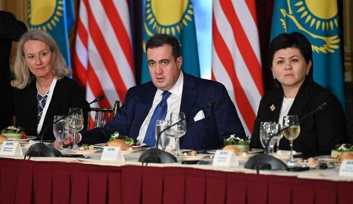 صور.. توقاييف يشارك فى المائدة المستديرة للاستثمار الكازاخي الأمريكي