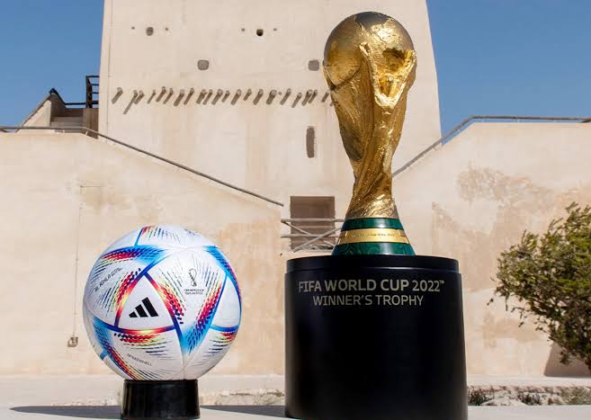 كرة الرحلة مع مجسم كأس العالم 