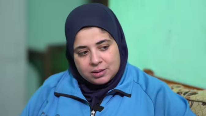 في يوم المرأة المصرية .. شيماء محاسبة بدرجة دليفري وأم لثلاثة أطفال