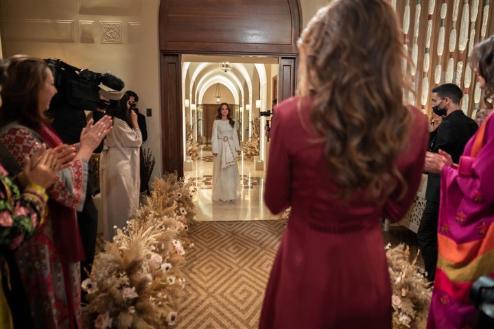بالقفطان الأردني.. إطلالة الملكة رانيا في مراسم حنة ابنتها