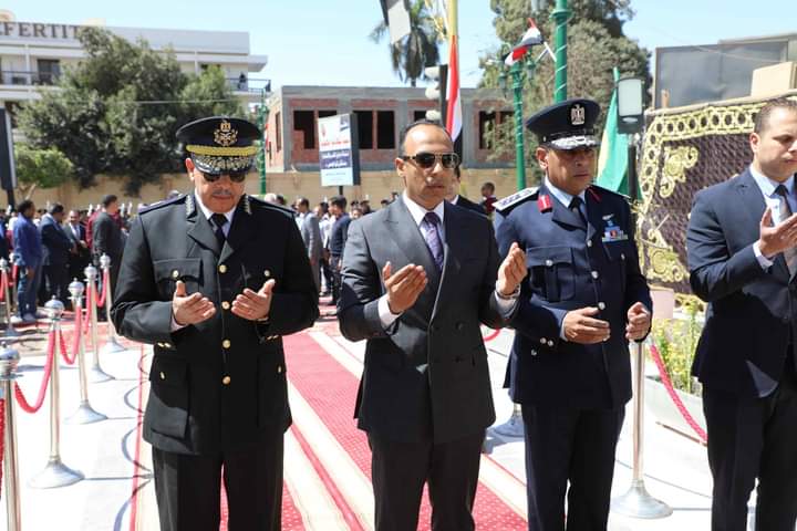 نائب محافظ المنيا ومدير الأمن يضعان إكليلا من الزهور على النصب التذكاري 