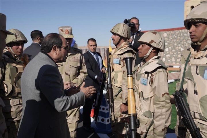صور.. الرئيس السيسي يتفقد الارتكازات الأمنية بشرق القناة لمكافحة الإرهاب