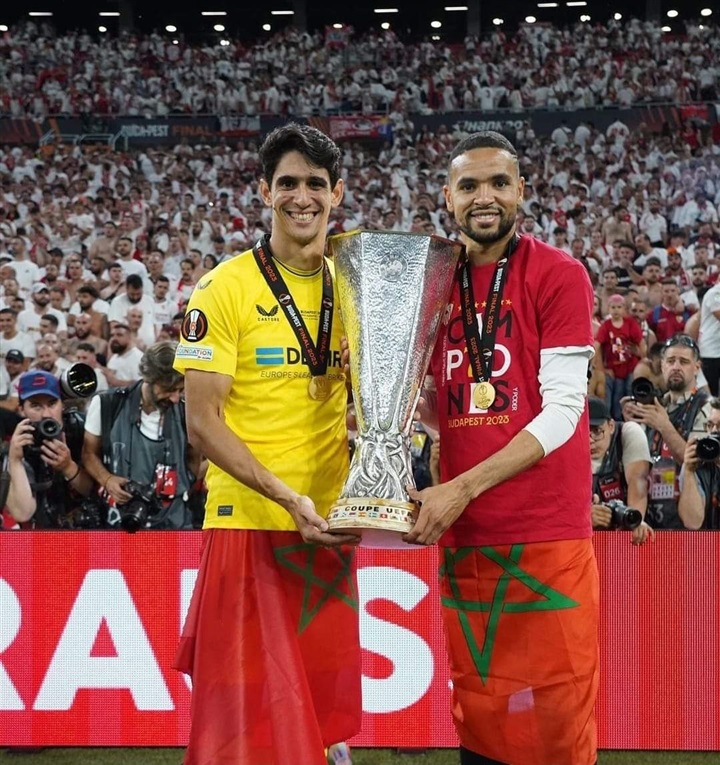 المغربيان بونو والنصيري لاعبا إشبيلية 