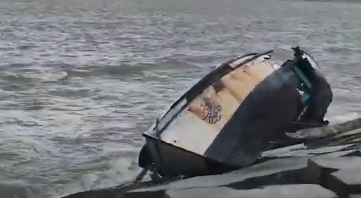 تحطم قارب صيد صغير بشاطئ الأنفوشي بالإسكندرية