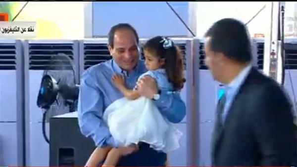 الرئيس يحمل ابنة