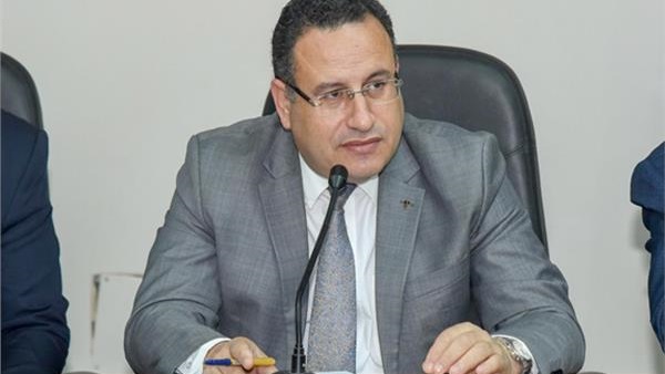 الدكتور عبدالعزيز