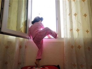 طفلة تقفز من الطابق
