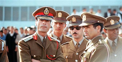 القذافي وضباط ليبيا