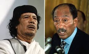 السادات ومعمر القذافي