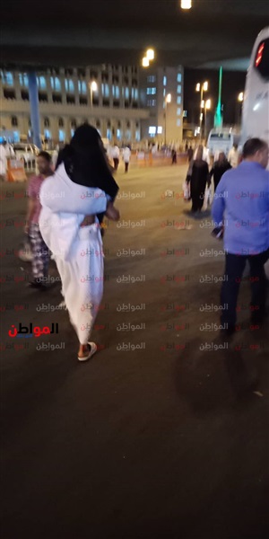 حاج مصري يحمل أمه