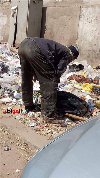 رجل يأكل من القمامة