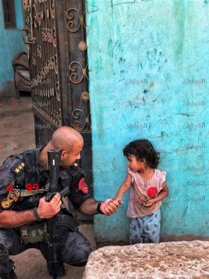 ضابط مع طفلة في المنيا