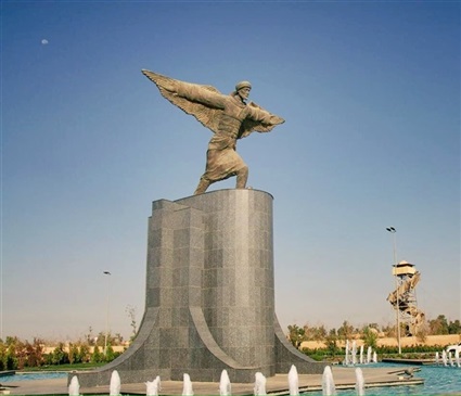 تمثال للأندلسي عباس