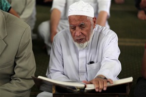 رجل يقرأ القرآن في