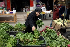 امرأة تشتري الخضروات